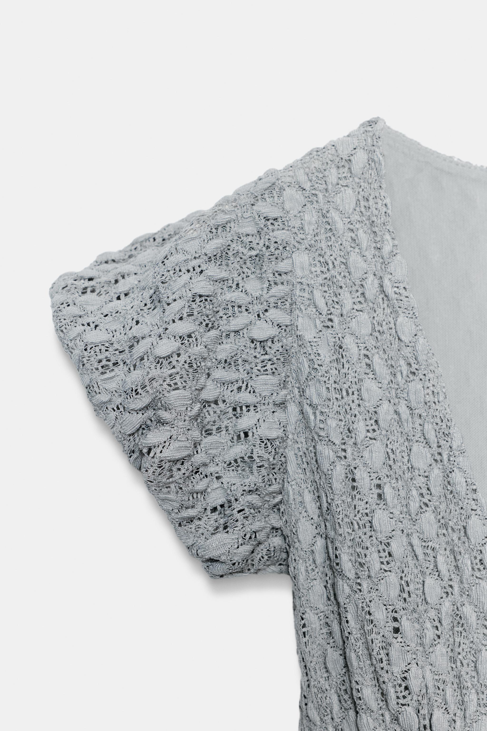 ROBE EN DENTELLE À VOLUME